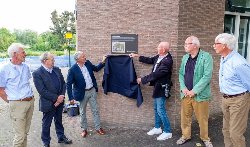 • De onthulling van de plaquette.