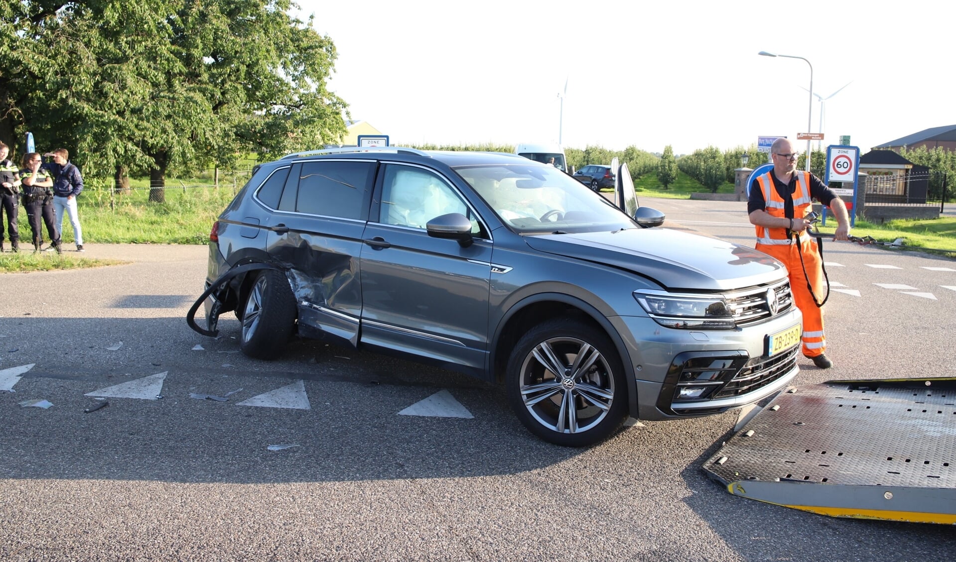 Twee van de bij het ongeval betrokken auto's, waaronder deze Volkswagen, raakten zwaar beschadigd.