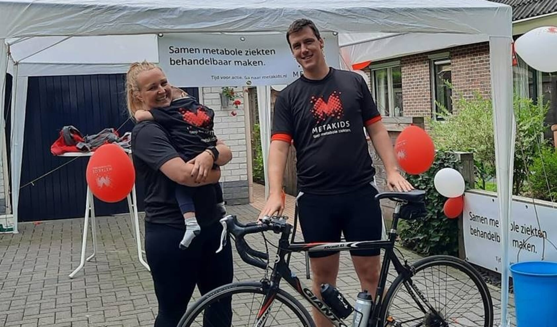 Marieke en Rolf van Panhuis uit Nieuwegein hebben zaterdag in totaal 140 kilometer gefietst voor Stichting Metakids.
