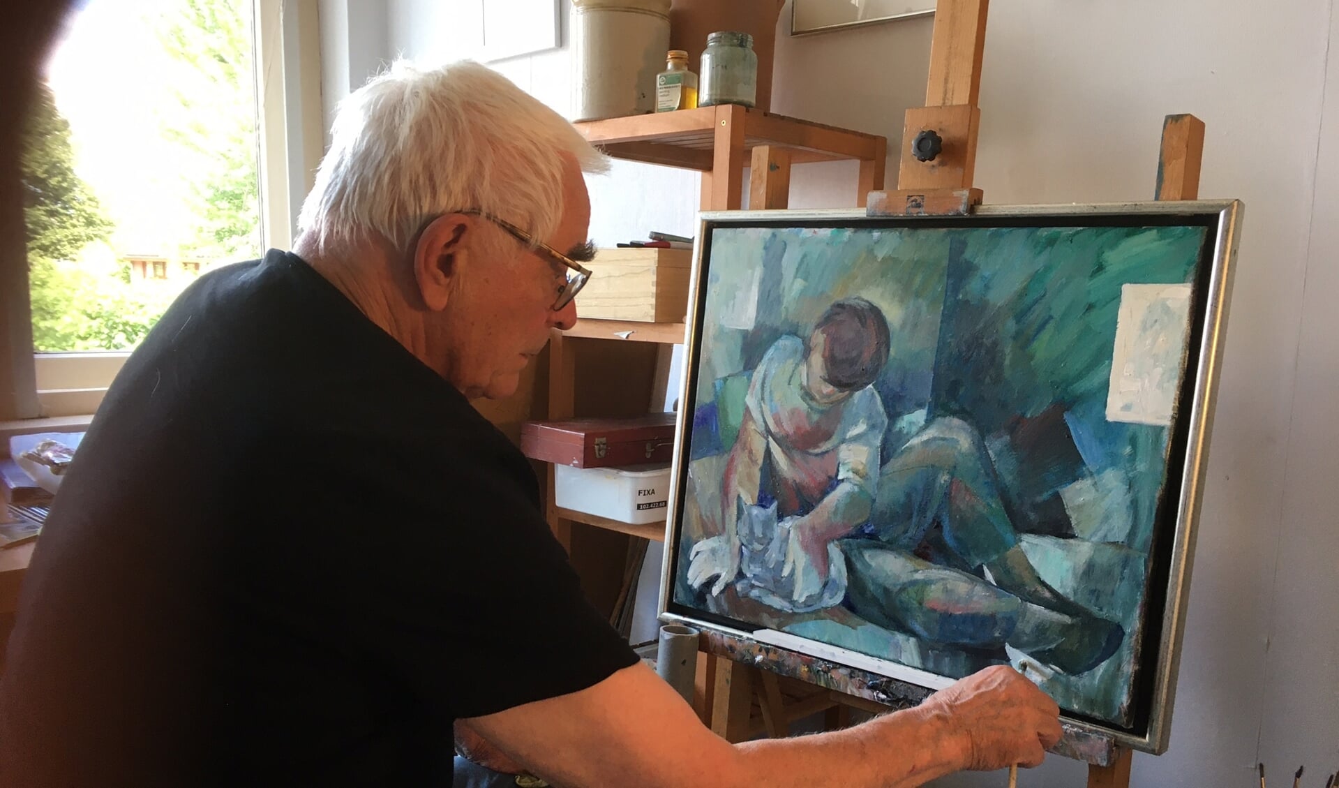 • Jan Vermaat bezig met een schilderij in zijn atelier. 
