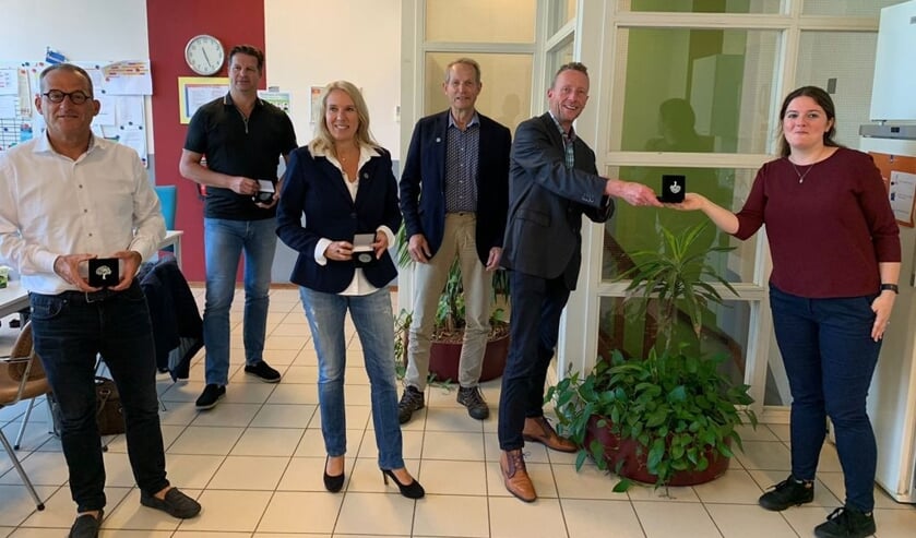 <p>• Vlnr: De wethouders Johan Quik, Bram Visser, Lizanne Lanser, Teunis Jacob Slob en Arco Bikker ontvingen dinsdagochtend hun ambtsteken.</p>