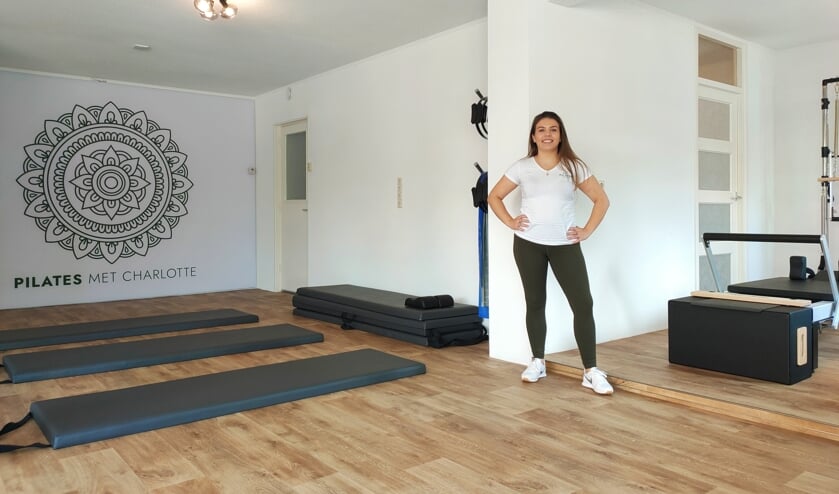 <p>Charlotte Peeters in haar studio voor klassieke pilates.</p>
