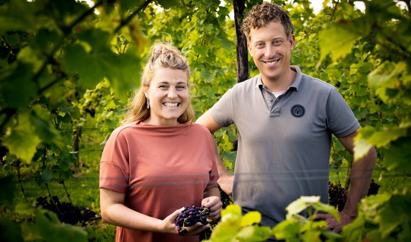 <p><strong>Arina van Leenen en Diederik Beker van het Betuws Wijndomein namen diverse medailles en ereprijzen in ontvangst.</strong></p>