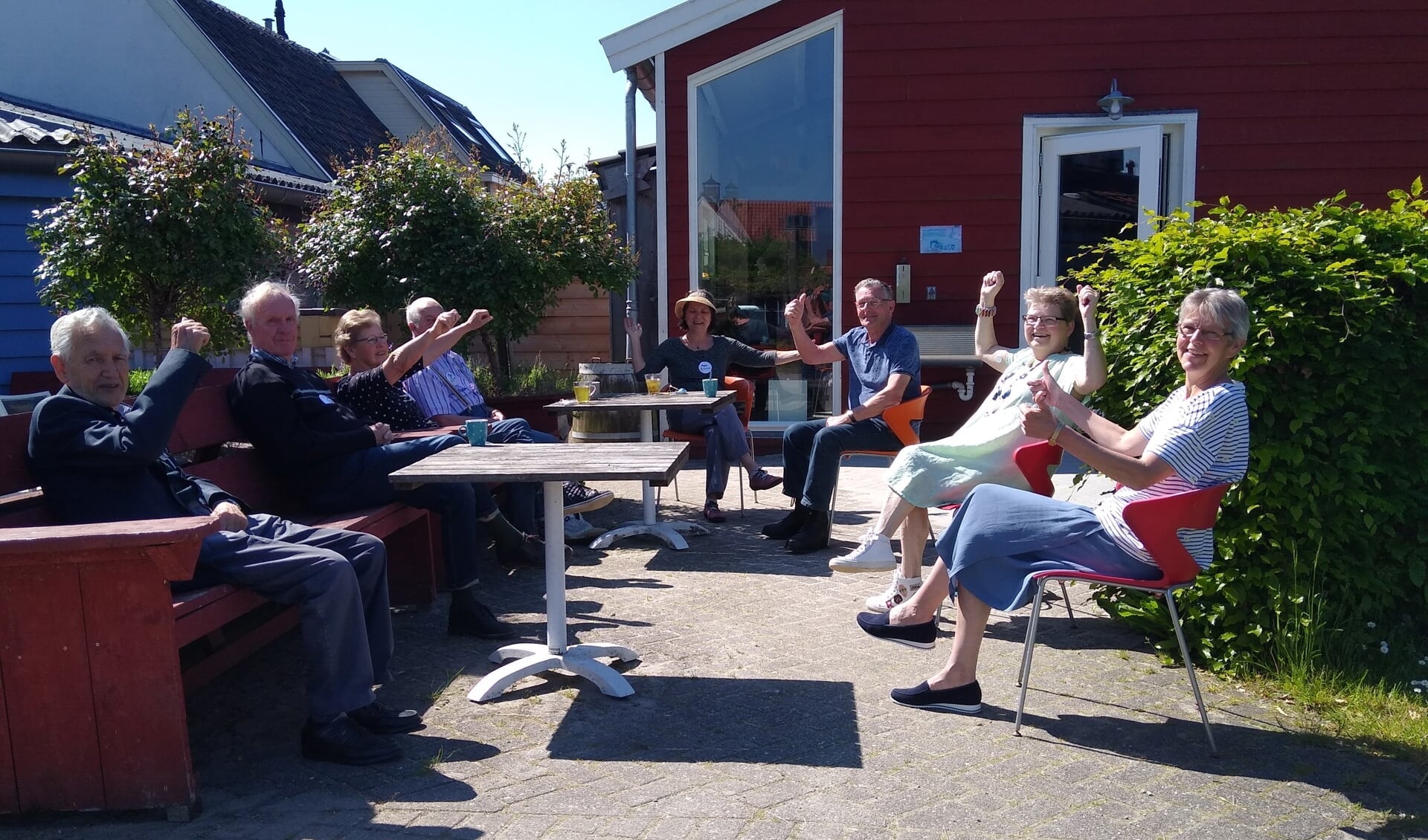 Bezoekers van het Odensehuis genieten van het zonnige terras.