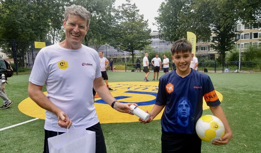 <p>Een openingswedstrijd van jonge Cruyffjes tegen het volwassen 'Hef a nice game' van Lisman Vorkheftrucks.</p>