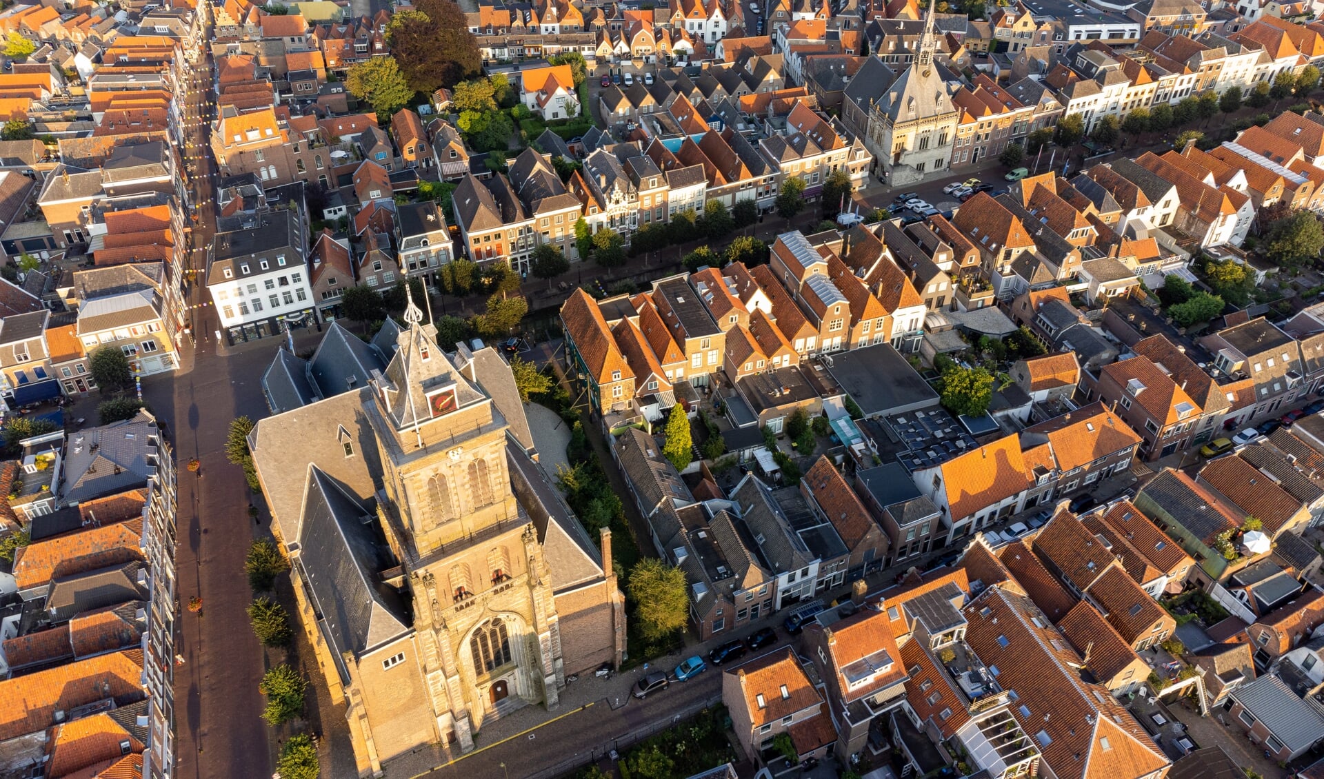 • De binnenstad van Schoonhoven vanuit de lucht gezien.