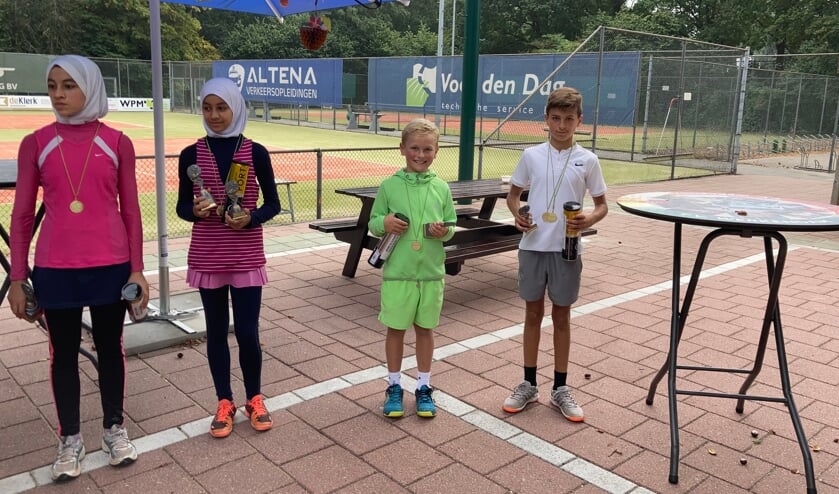 <p>Maryam Galal, Arwa Galal, Thijmen Engelaar en Kosta Stanojcic. </p>