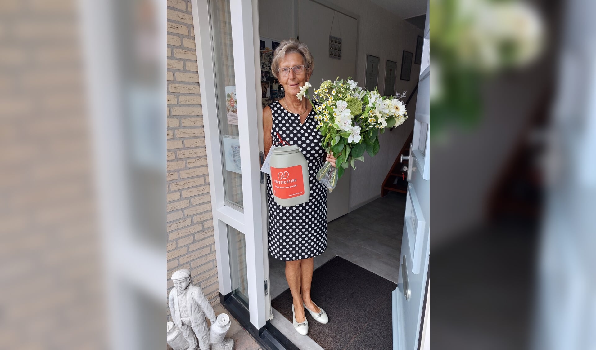 • Hennie Kortleve neemt felicitaties Nierstichting in ontvangst.