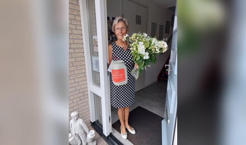 <p>• Hennie Kortleve neemt felicitaties Nierstichting in ontvangst.</p>
