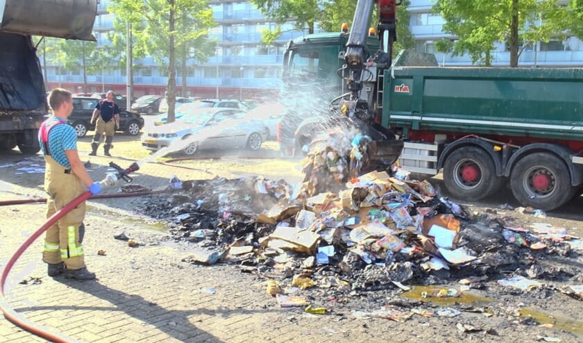 • De brandweer dooft het vuur.