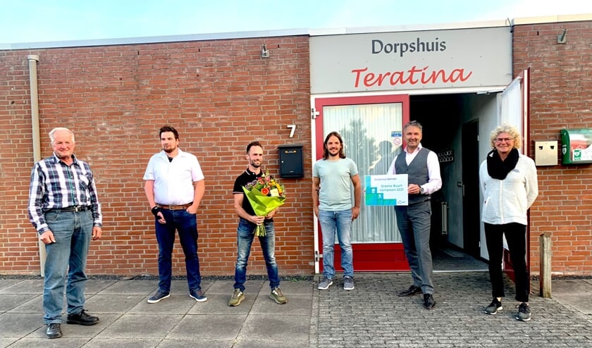 Maandagavond feliciteerde wethouder Roland van Vugt de werkgroep Groen en Gevel in Eethen.