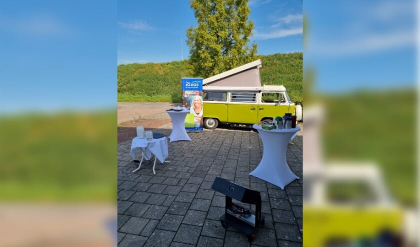 • Het innovatiebusje met uitgestalde hulpmiddelen op de statafels.