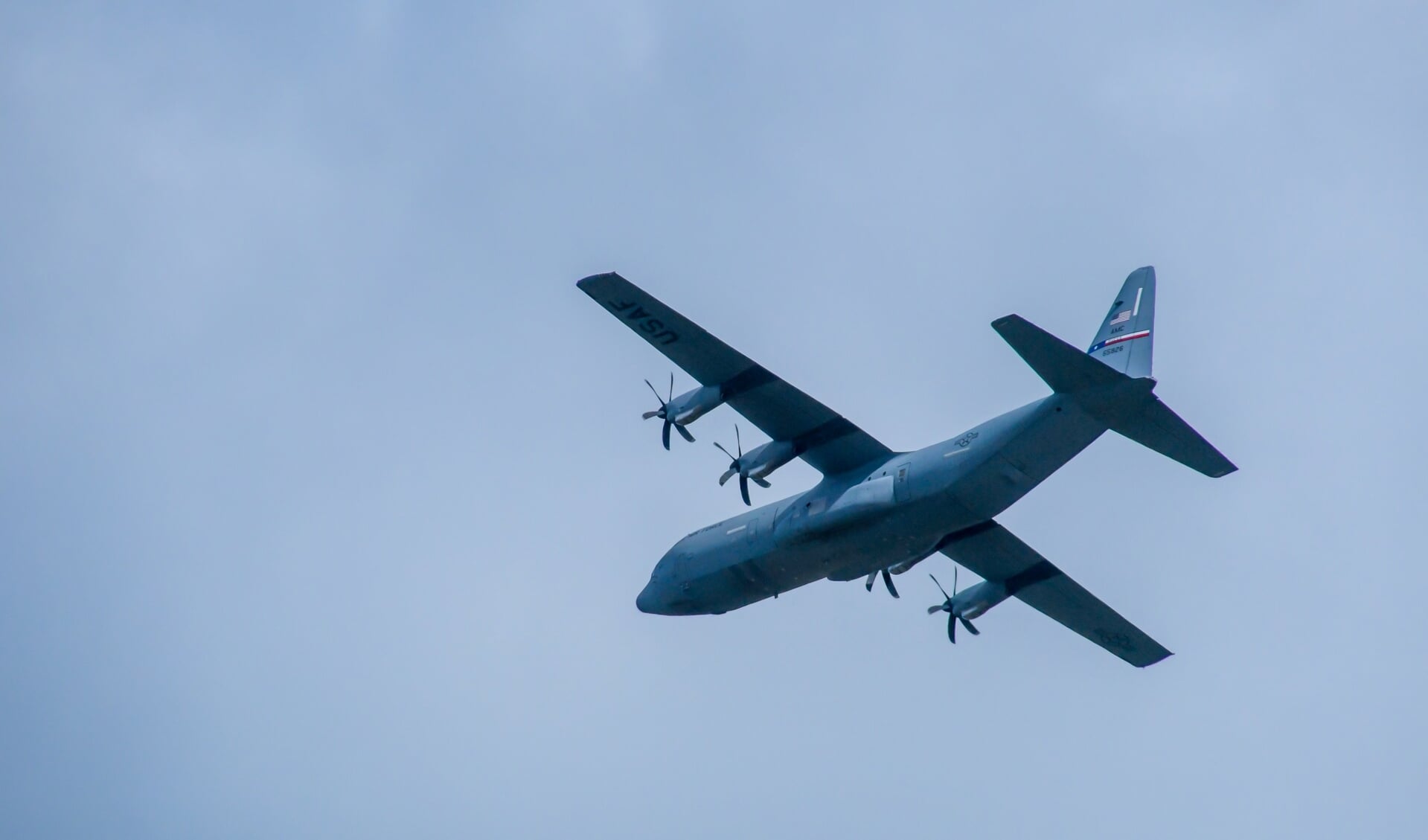 • Amerikaans C-130 Hercules toestel boven Herwijnen