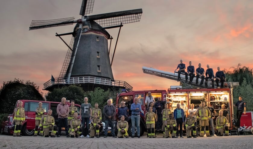 • De groepsfoto van de oprichters, (oud)Jeugdleiders, jeugdleden van nu en oud jeugdleden die doorgestroomd zijn naar de brandweer.