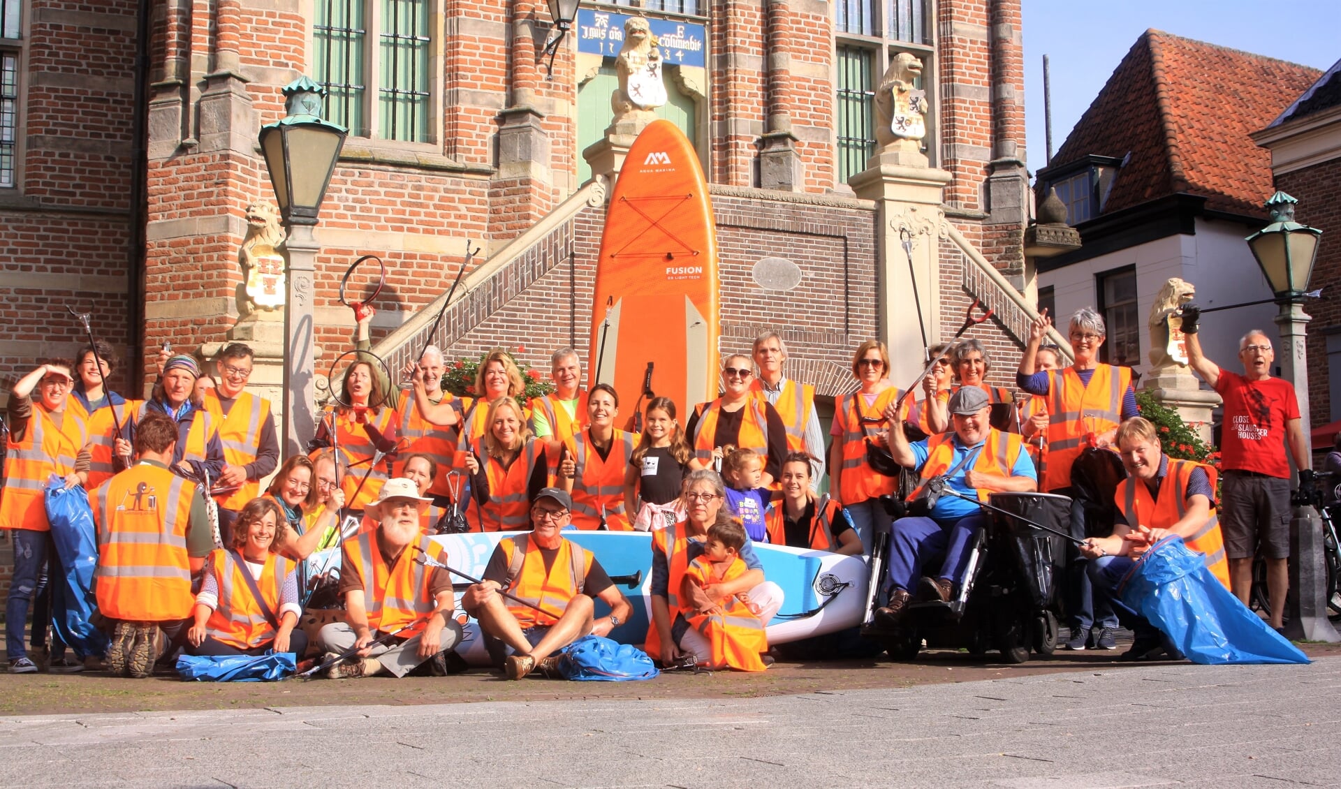 De nieuwe zwerfafvalbrigades, incuslief de suppers met surfplank, van Culemborg voor het stadhuis.