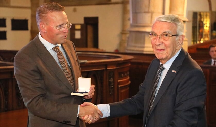 <p>Gerard van Nieuwpoort sr. ontving de erepenning van de Broederschap</p>