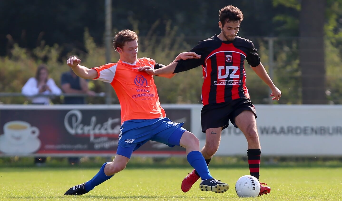 • Rhelico op deze foto in actie in een andere derby, tegen Beesd.