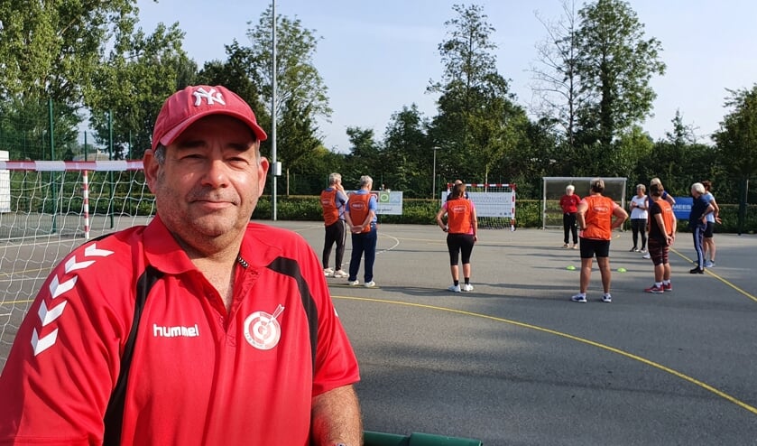 <p>• <em>Onno Weggemans met op de achtergrond de walking handball-clinic op het Treffers-complex.</em></p>