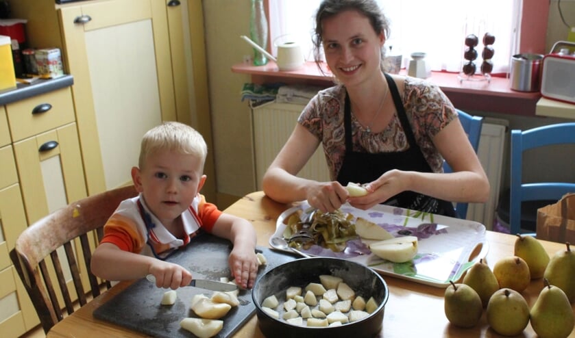 <p>Foss en Jamilla zorgen voor perentaart na de barbecue.</p>