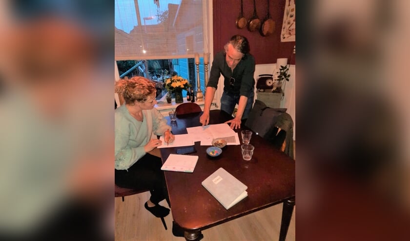 <p>• Anne-Marieke Notenboom tijdens een brainstormsessie over het beleidsplan.</p>