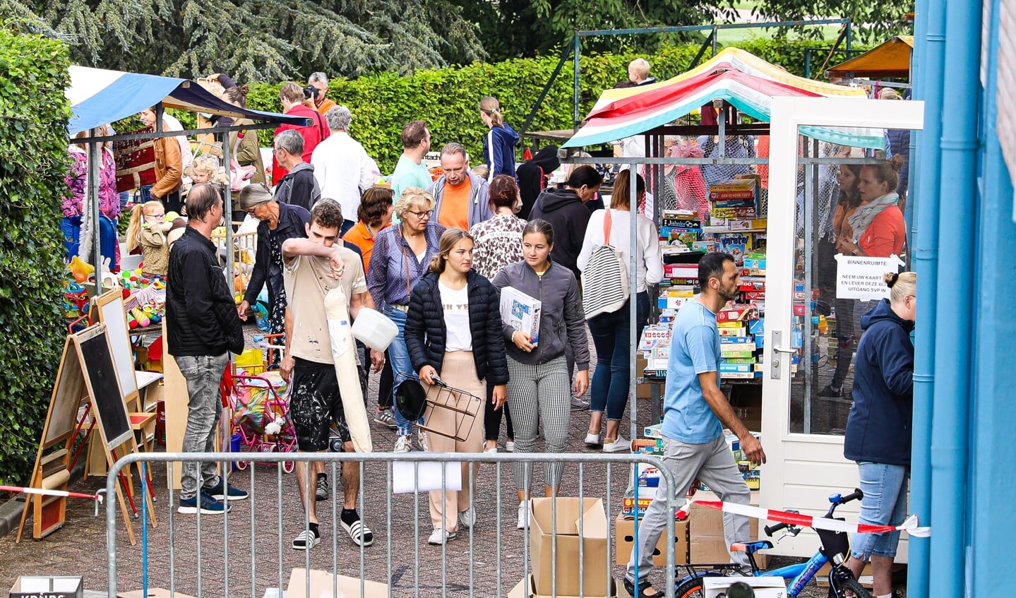 • Rommelmarkt Maranathakerk Giessenburg.