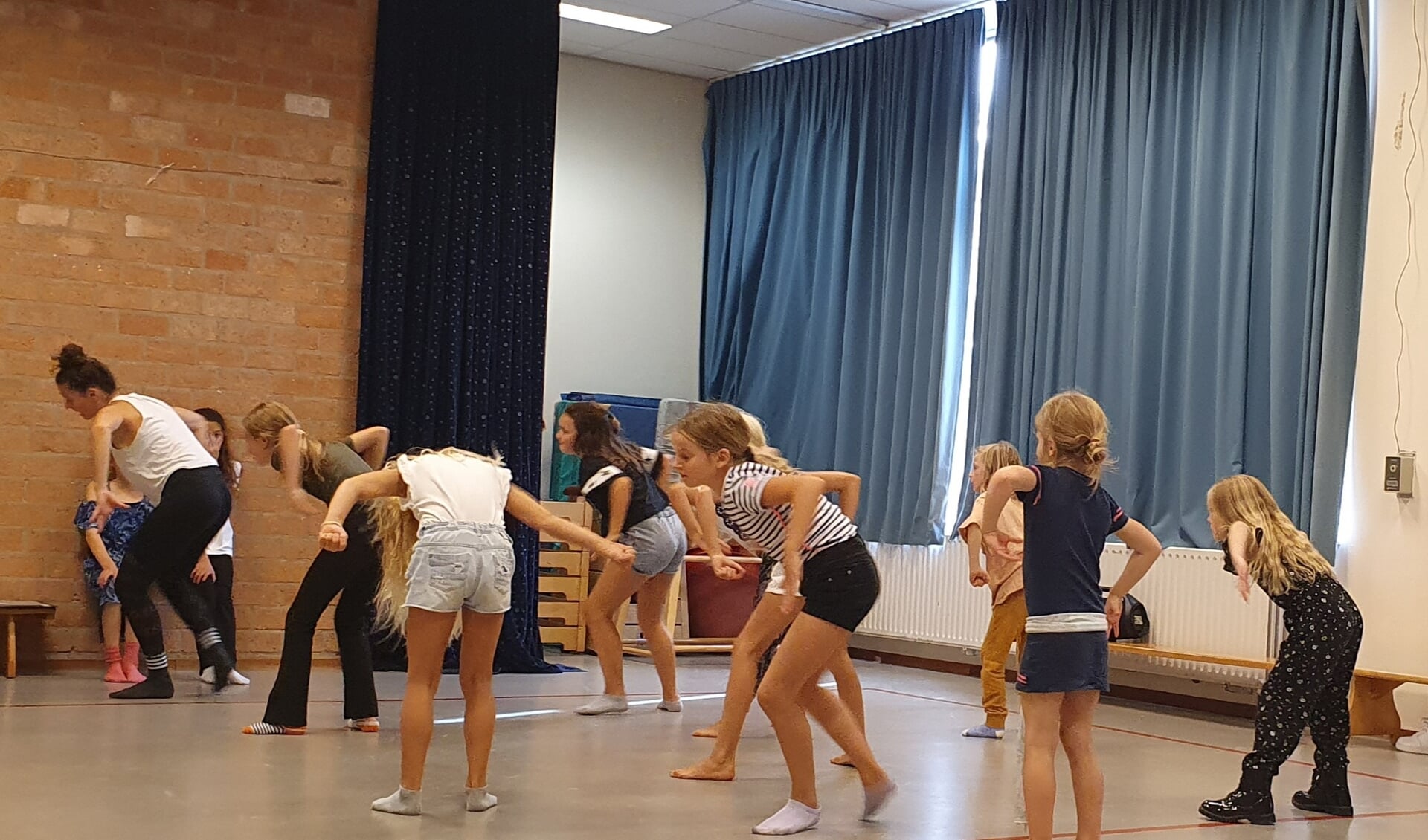 Tessa van Dam van Dansstudio Meteren inspireert de kinderen tijdens het dansen.