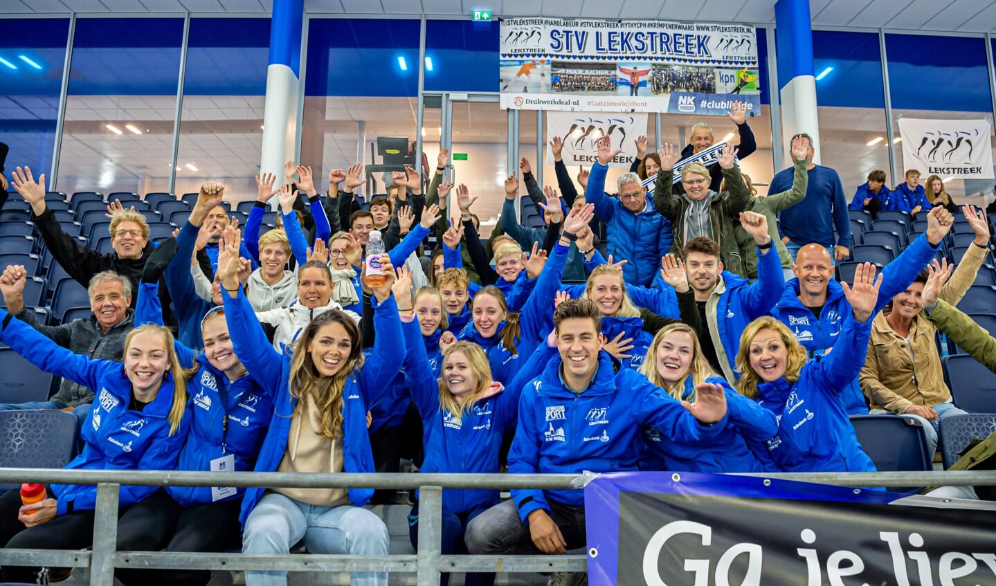 • De meegereisde supporters van STV Lekstreek tijdens het NK Clubs in Heerenveen. De schaatsvereniging behaalde er een tweede plaats.