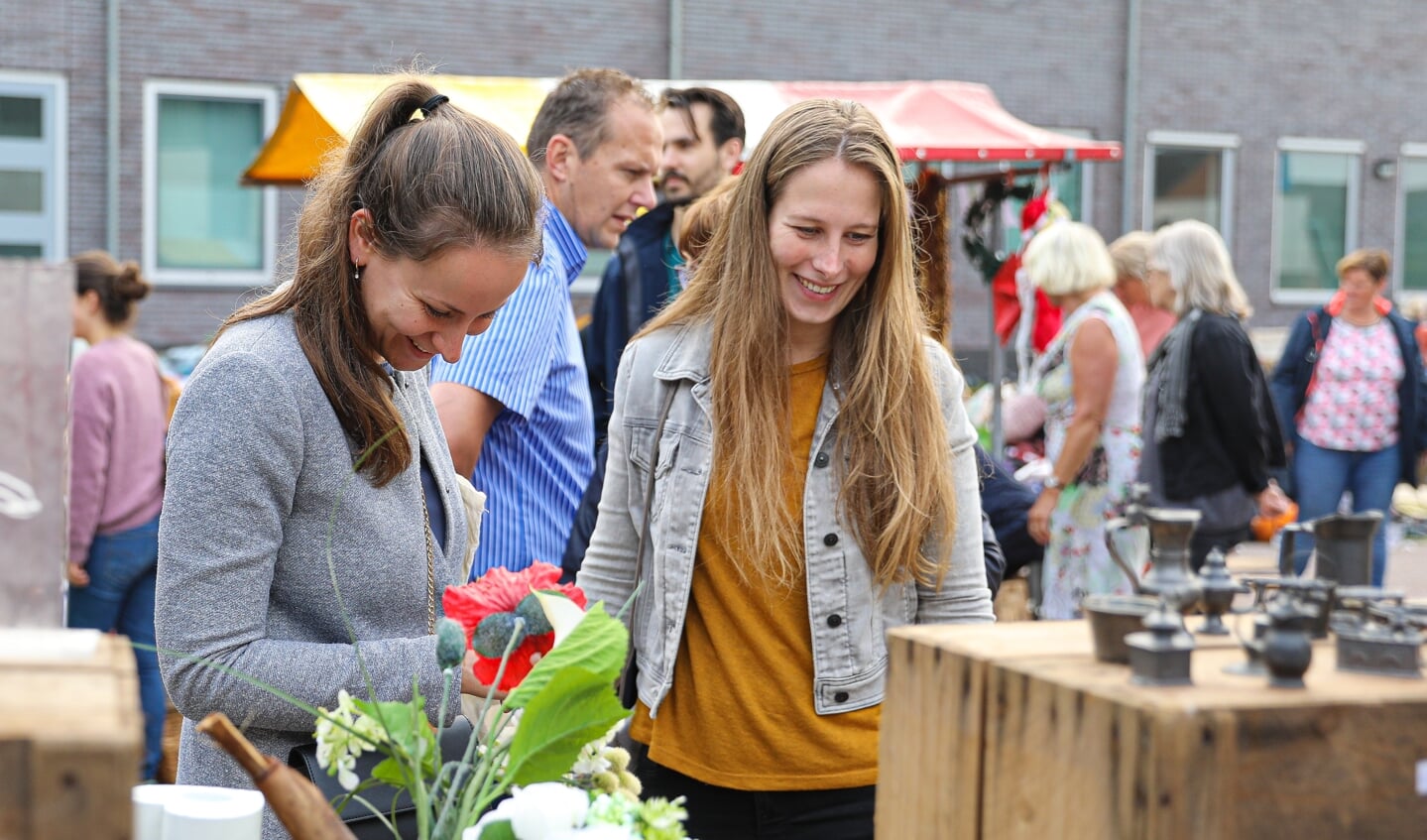 • Rommelmarkt Maranathakerk Giessenburg.