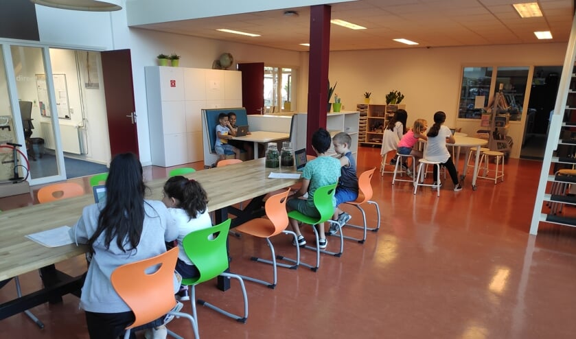 Oud en jong helpen elkaar en leren elkaar lezen