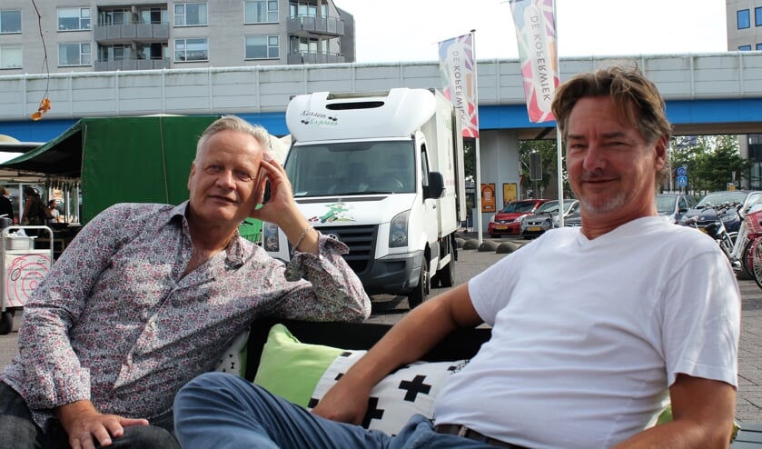Charles Vermeer (links) en Gertjan Essenstam (rechts) op het Stadsplein in Capelle.
