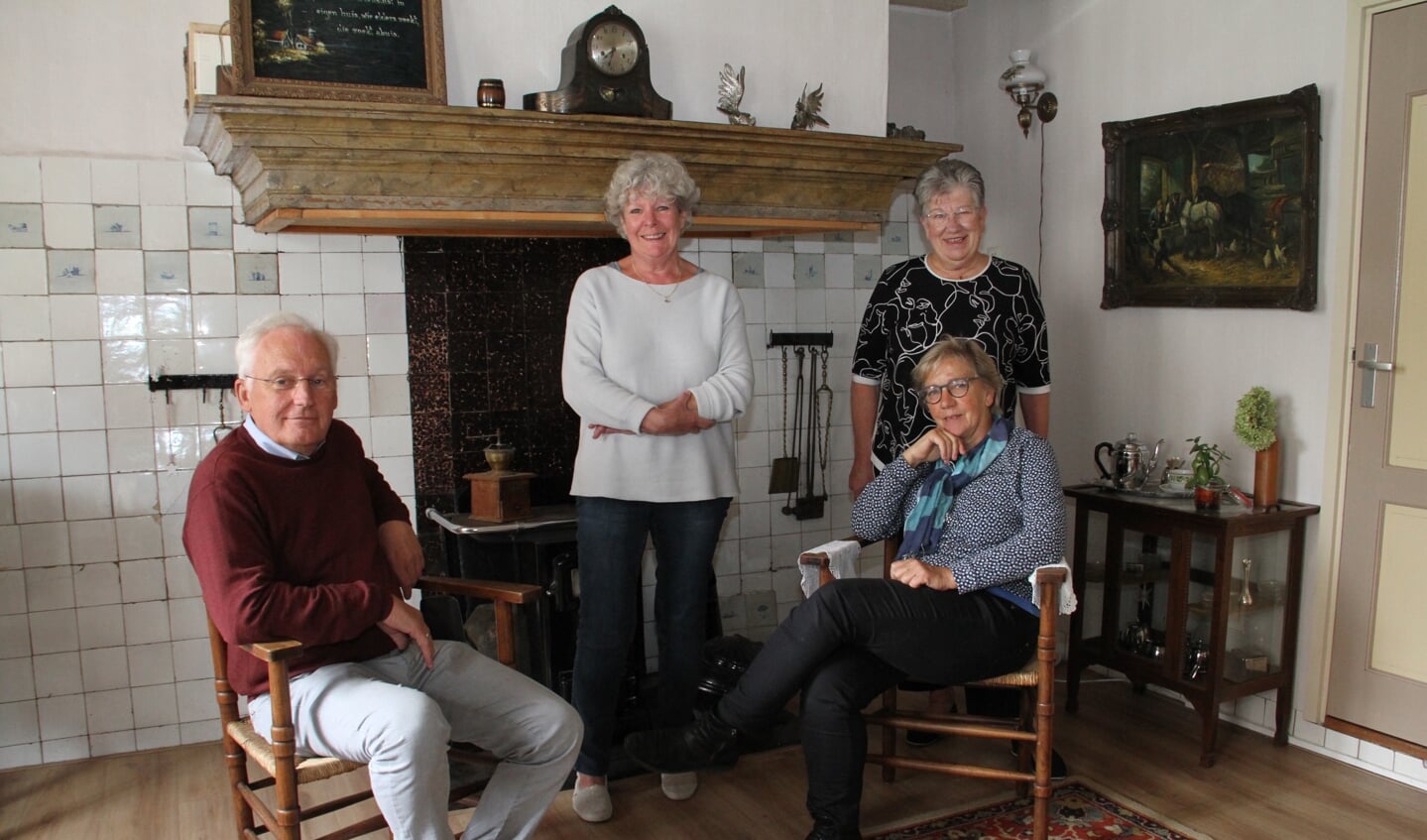 • Vlnr: Dirk van der Borg, Wilma Brand, Adrie den Hartog (achteraan) en Annie Slob in stadsboerderij Vredebest.