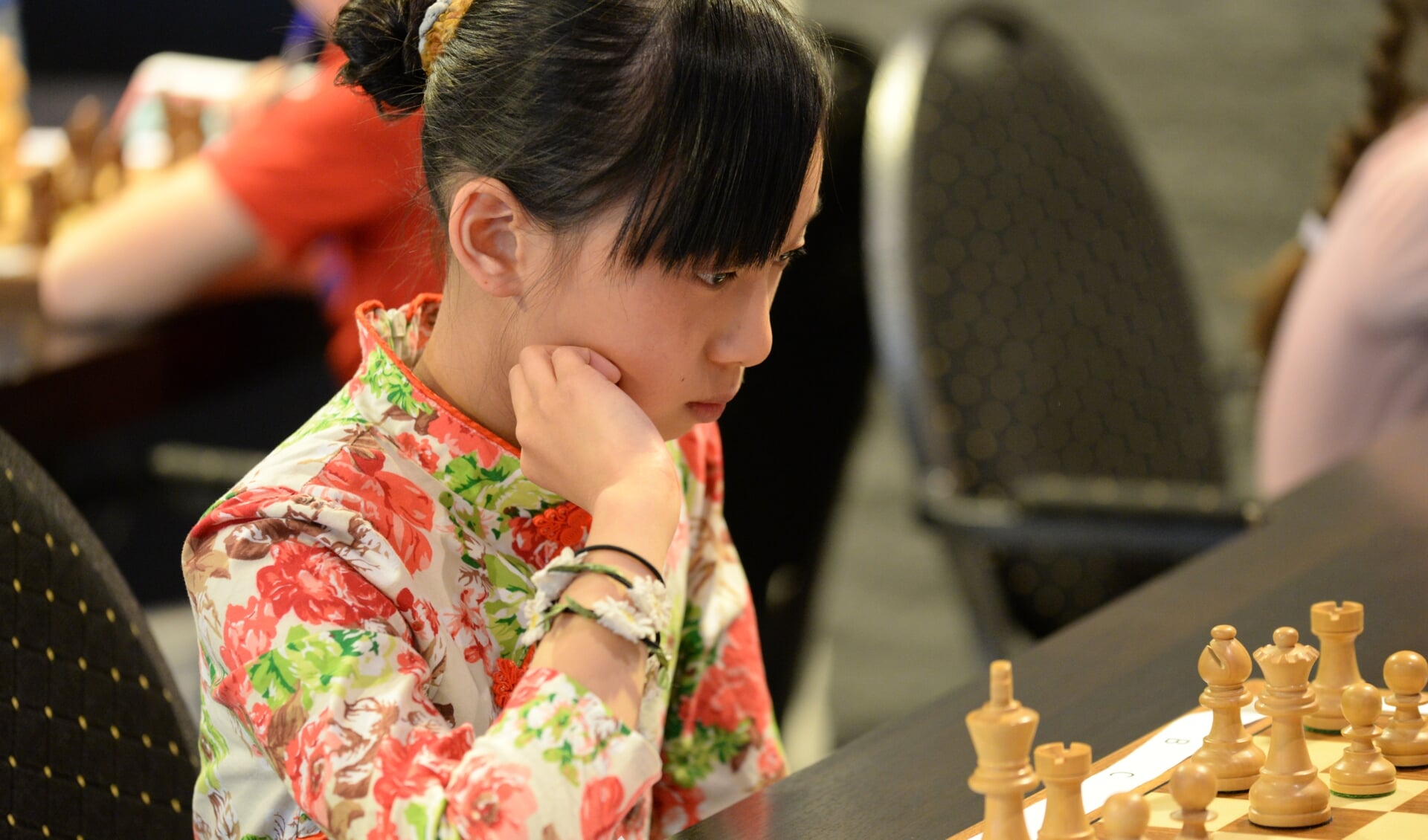 • Janice Fu gefocust tijdens haar schaakpartij.