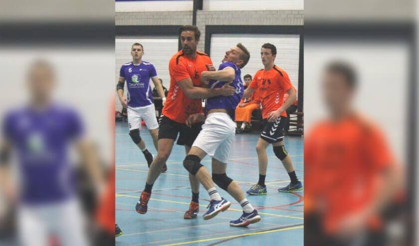 • De Drechtsteden handballers tijdens hun laatste oefenwedstrijd.