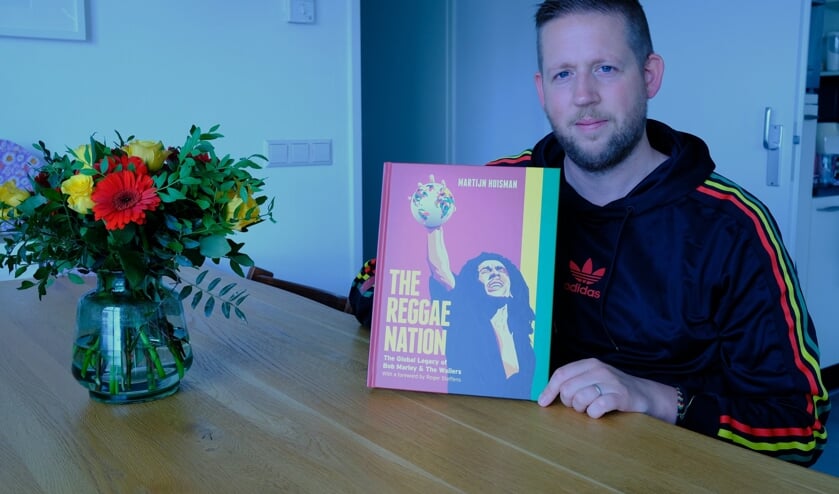• Martijn Huisman poseert trots met zijn nieuwe boek.  
