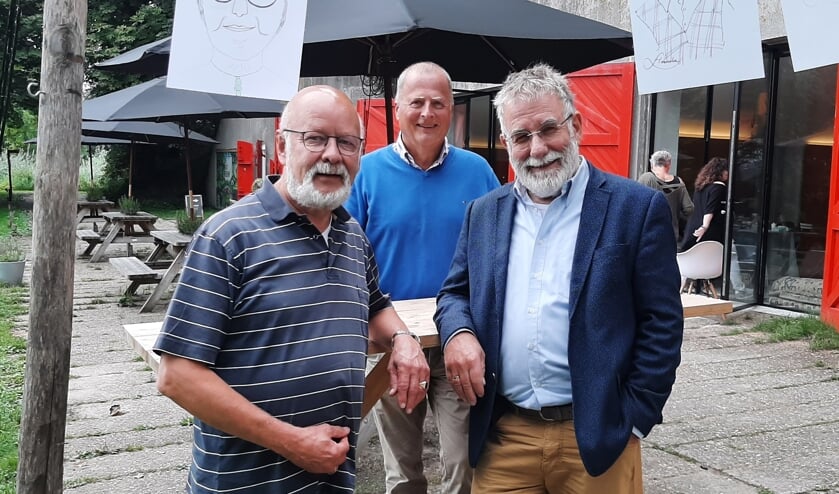 <p>Bert Scherpenzeel (l), Rick van Leusden (m) en Jaap van Zoest (r) zetten zich in als vrijwilliger bij Proxima Terminale Zorg Hospice & Thuis.</p>