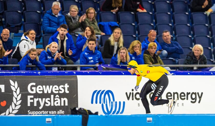 <p>• Patrick Roest passeert de meegereisde Lekstreek-supporters tijdens zijn winnende 3.000 meter op het NK Clubs.</p>