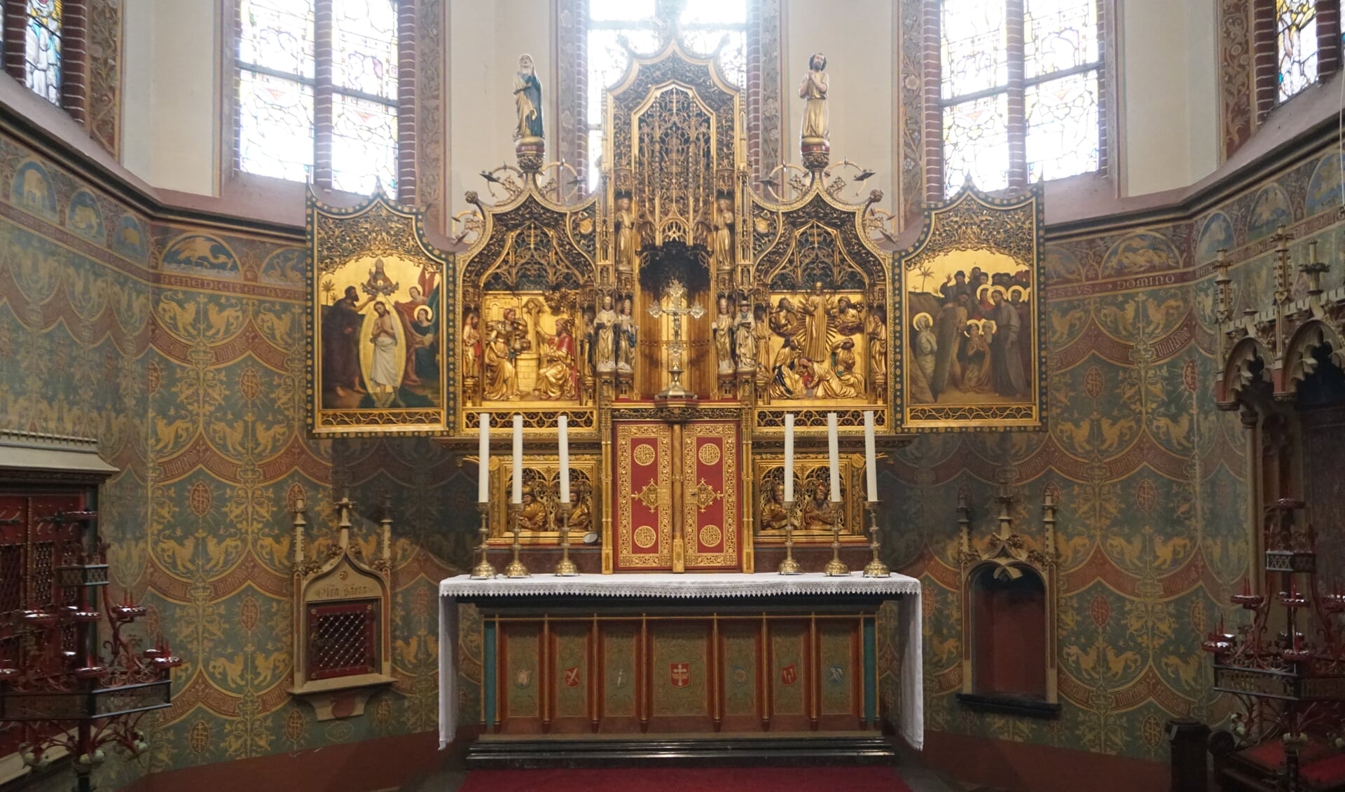 Het altaar in de Nicolaaskerk. Neogotisch.