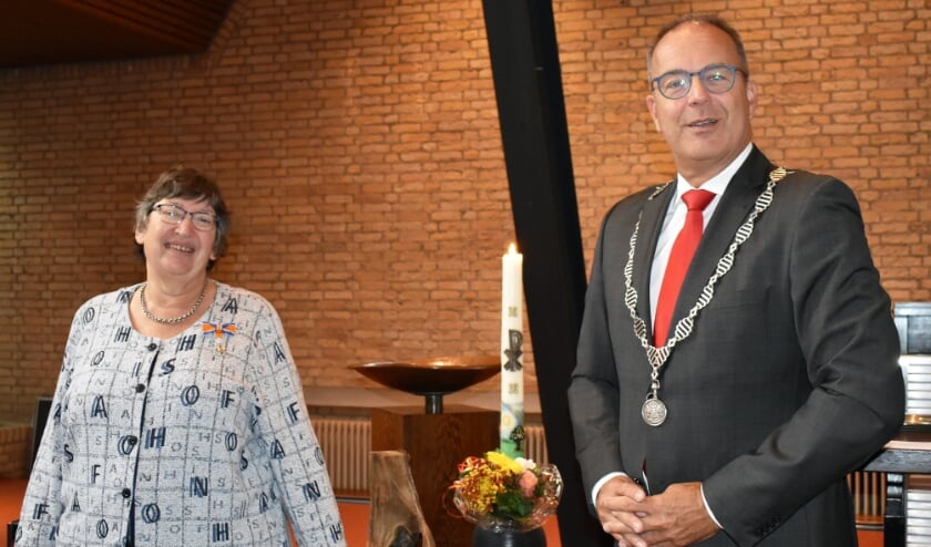 <p>• Burgemeester Paans met Bea van der Zouw.</p>