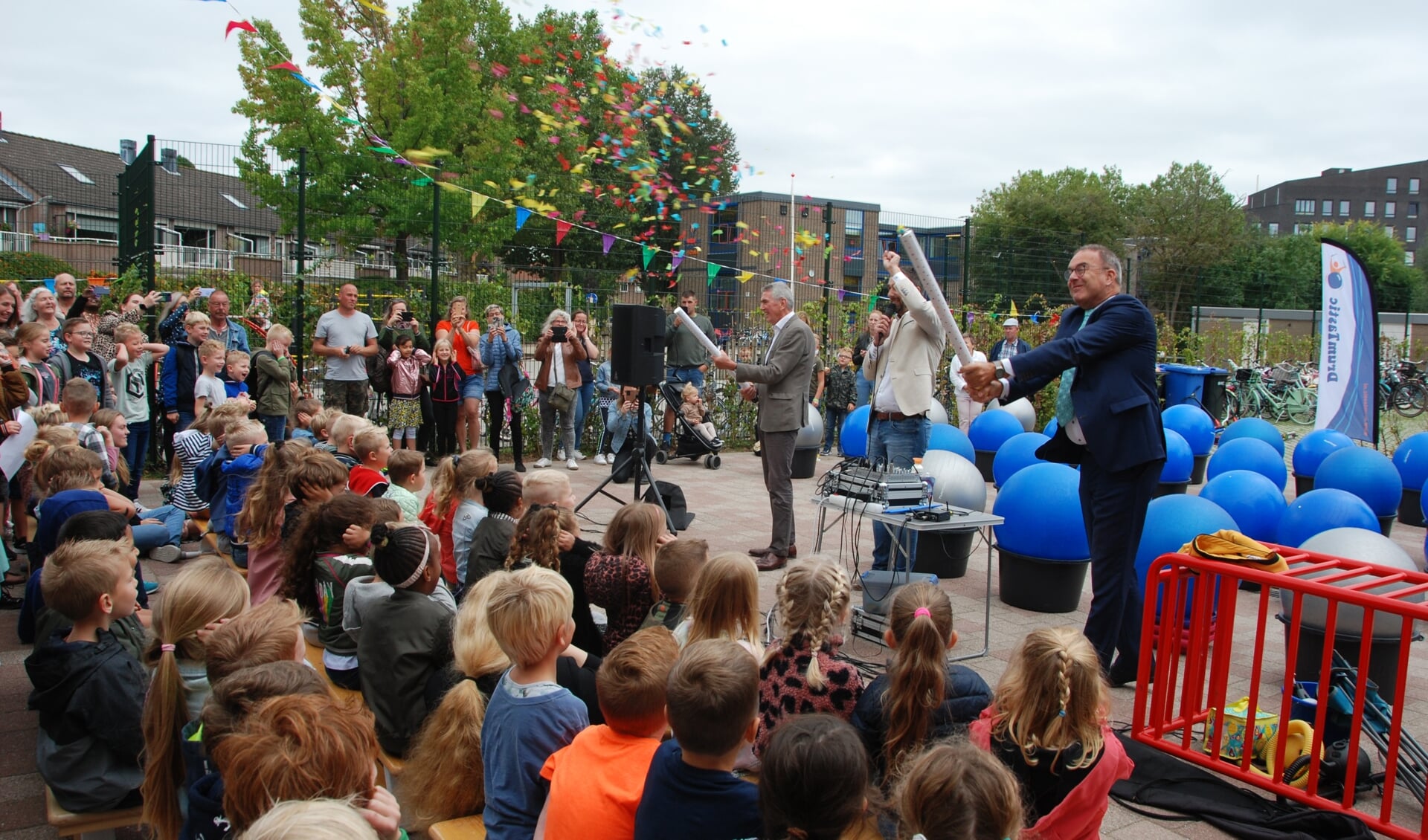 • Burgemeester Paans en wethouder Jongmans van Alblasserdam openden het oudere kindplein van De Twijn met een confettiregen en het doorknippen van een lintje.  