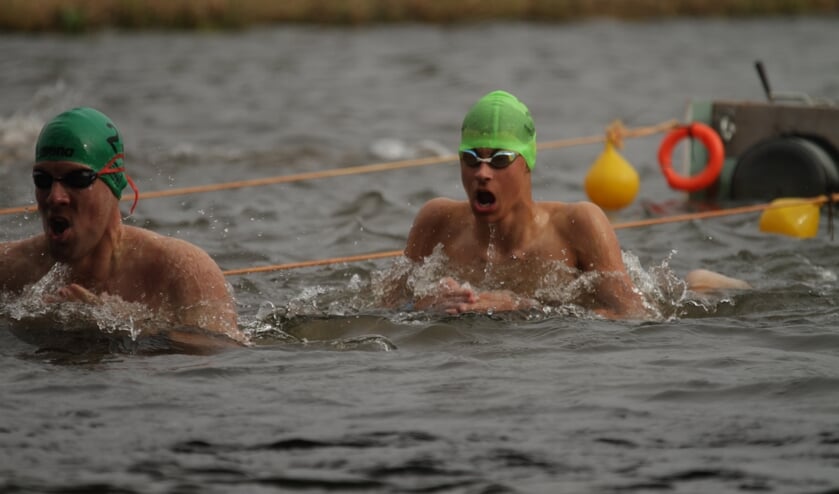 Biesboschzwemmers Pieter Pijnenburg (voor) en Lars de Kooter in actie.