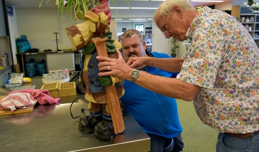 <p>Rob van Dijk probeert in het nieuwe Repair Café van de SWOM het 'rendier' van Wulfert Paling te repareren.</p>