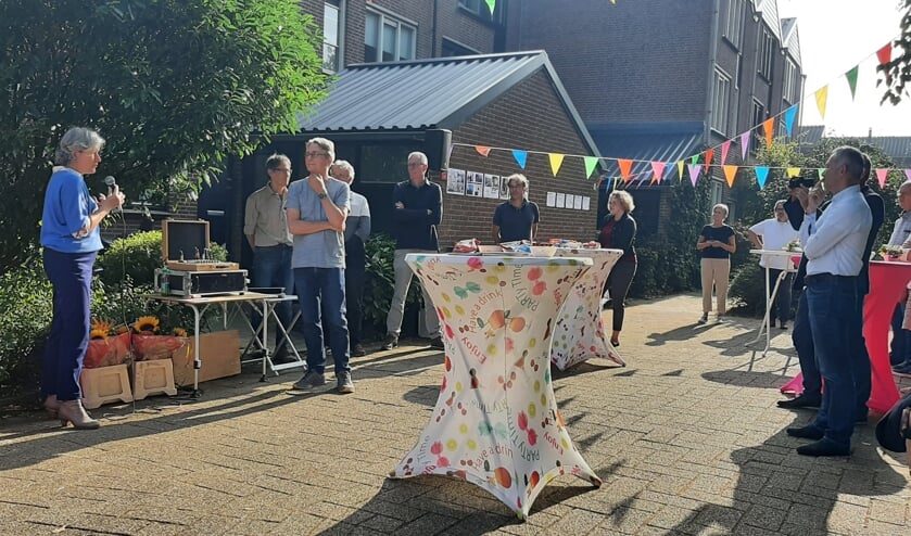 <p>Wethouder Marieke Schouten (links) bedankt de bewonerswerkgroep en Paul Triepels (Energie-N) voor hun tomeloze inzet voor dit grote project. </p>