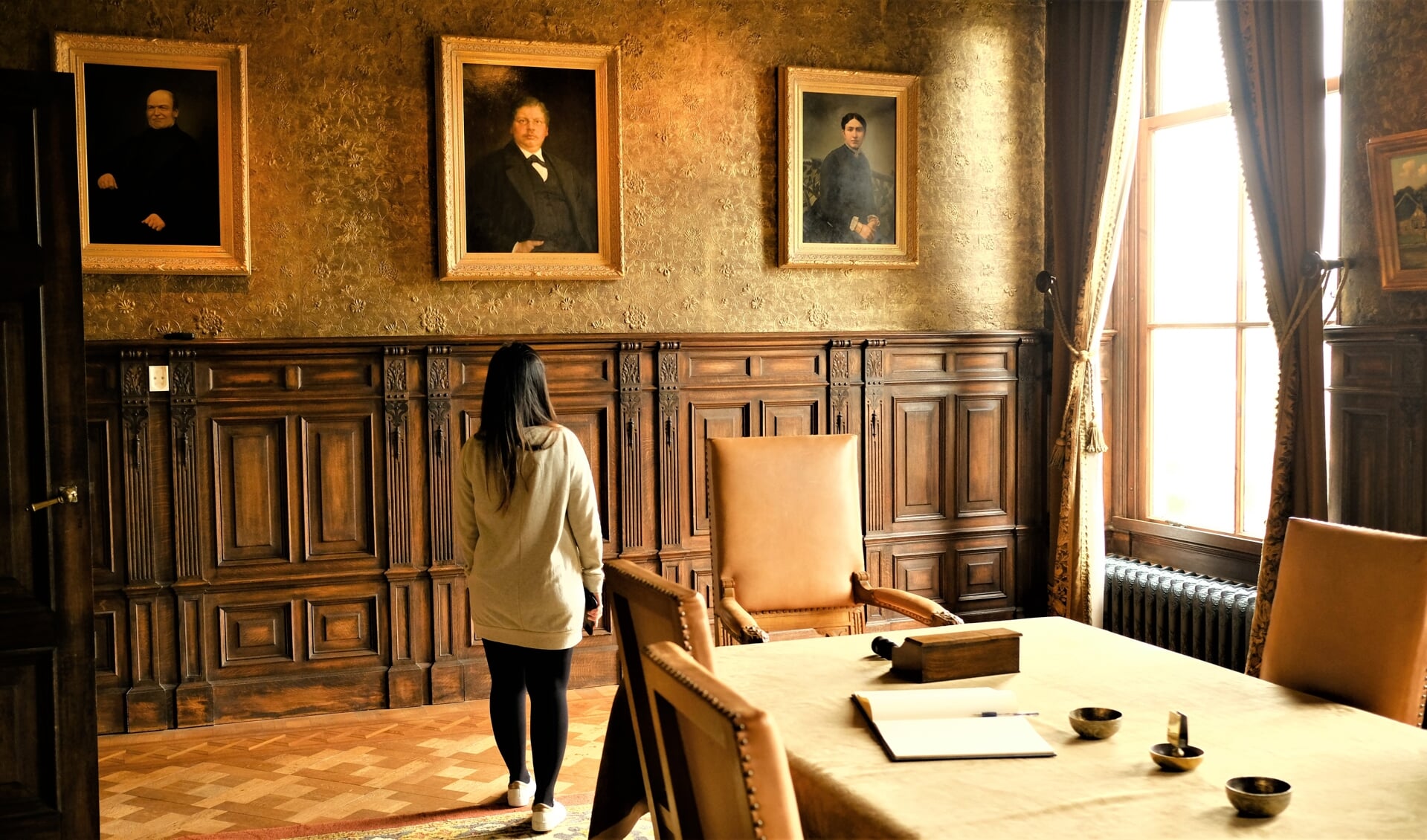 • Familieportretten in de Regentenkamer van het Van Cappellenhuis.