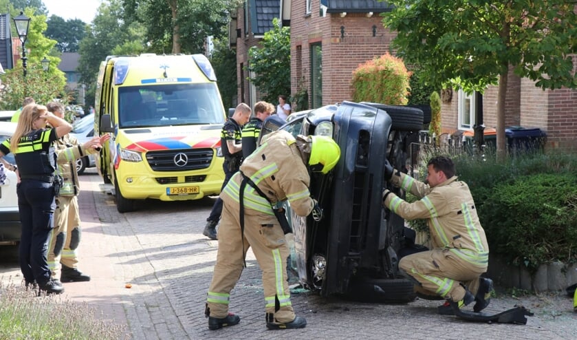 <p>Auto botst op bloembak.</p>