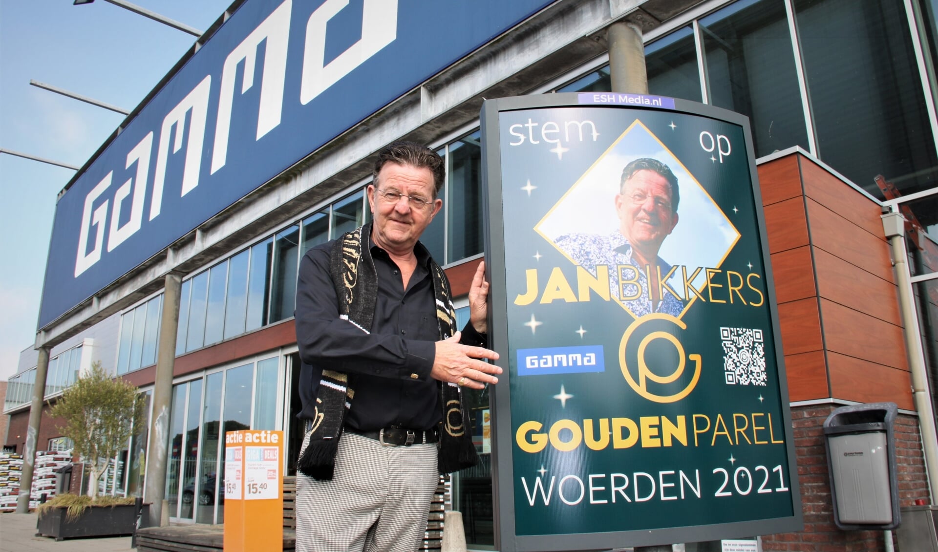 • Jan Bikkers voor zijn zaak aan de Molenvlietbaan.