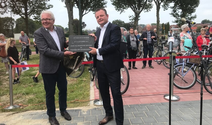 <p>Ad Swart en Renze Bergsma bij de opening.</p>