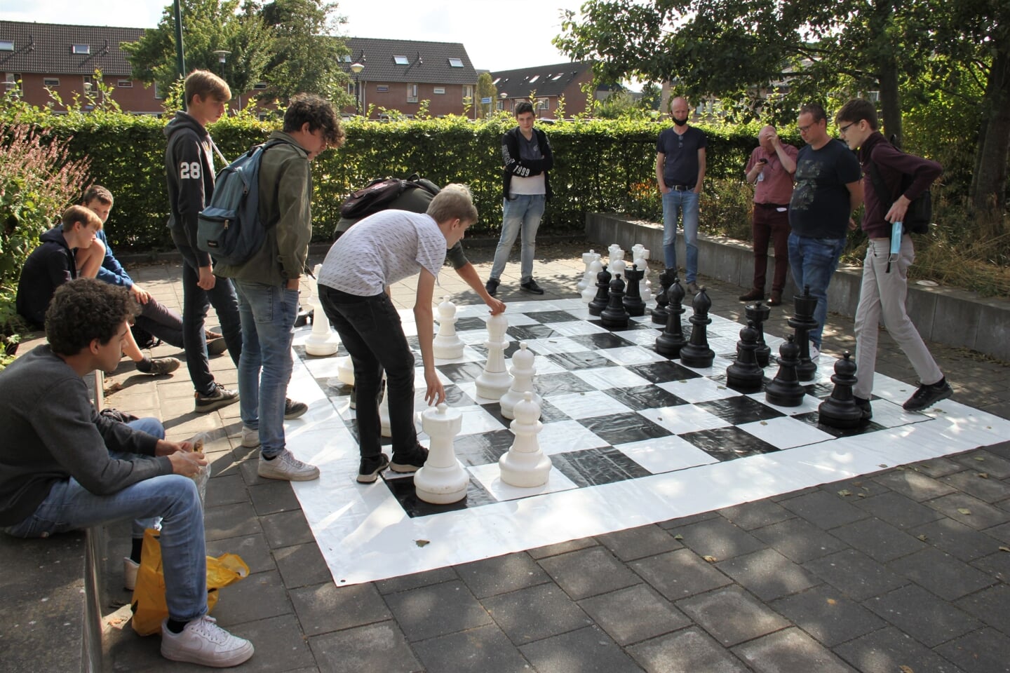 • Een potje schaken met grote schaakstukken. 