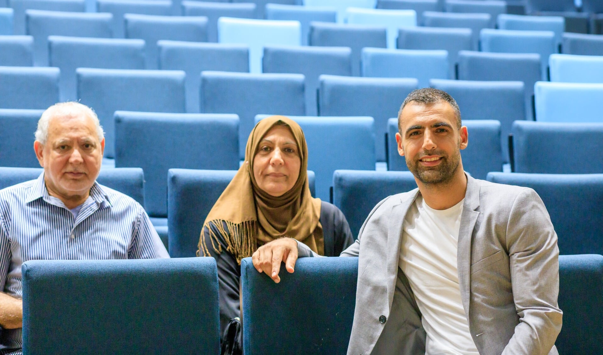 Amin Asad (rechts) met zijn ouders in de collegezaal. Asad is docent recht op zowel het mbo als het hbo. Dit jaar werd hij bekroond tot Docent van het Jaar van Hogeschool Utrecht. 