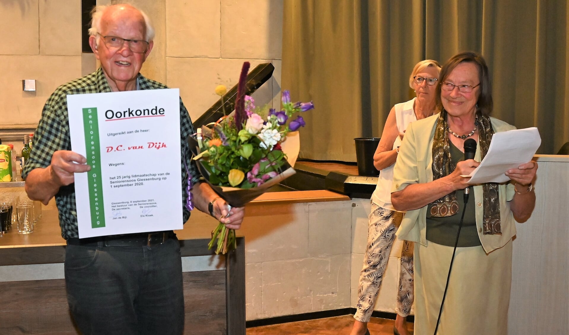 • Jubilaris Dirk van Dijk. Jannie van Herpen ontbrak helaas. 