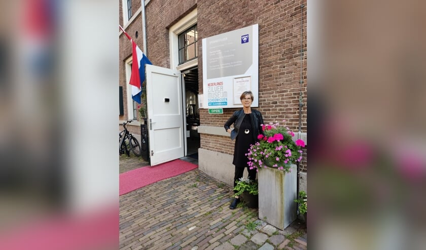 <p>• Mieke voor de entree van het Zilvermuseum.</p>